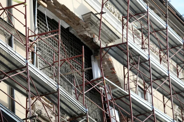 Velika rupa u zidu nakon uru&scaron;avanja sru&scaron;ila i skelu na fasadi zgrade