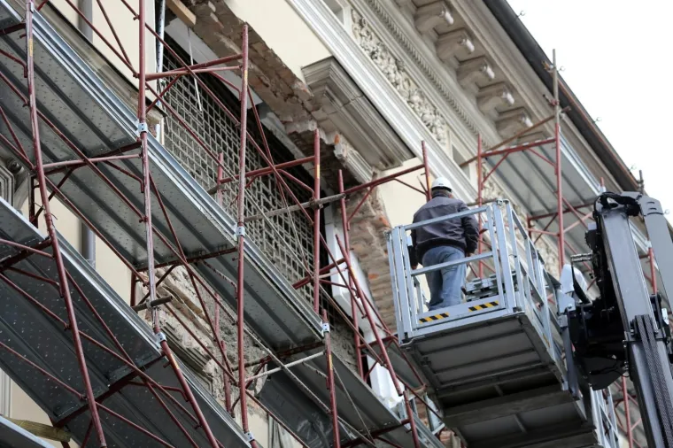 Velika rupa u zidu nakon uru&scaron;avanja sru&scaron;ila i skelu na fasadi zgrade