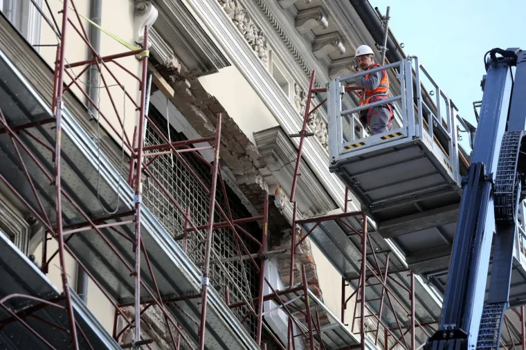 Velika rupa u zidu nakon uru&scaron;avanja sru&scaron;ila i skelu na fasadi zgrade