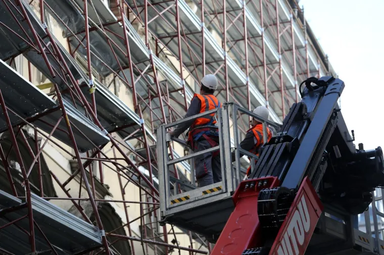 Velika rupa u zidu nakon uru&scaron;avanja sru&scaron;ila i skelu na fasadi zgrade