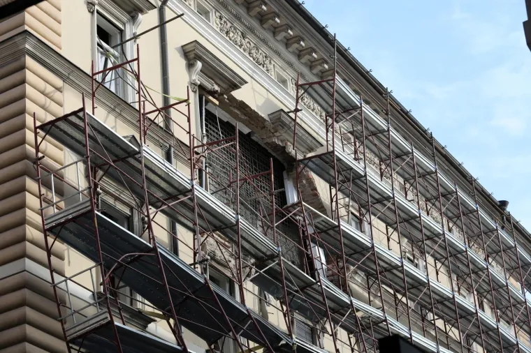 Velika rupa u zidu nakon uru&scaron;avanja sru&scaron;ila i skelu na fasadi zgrade