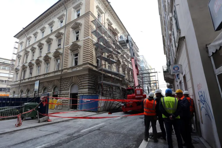 Velika rupa u zidu nakon uru&scaron;avanja sru&scaron;ila i skelu na fasadi zgrade