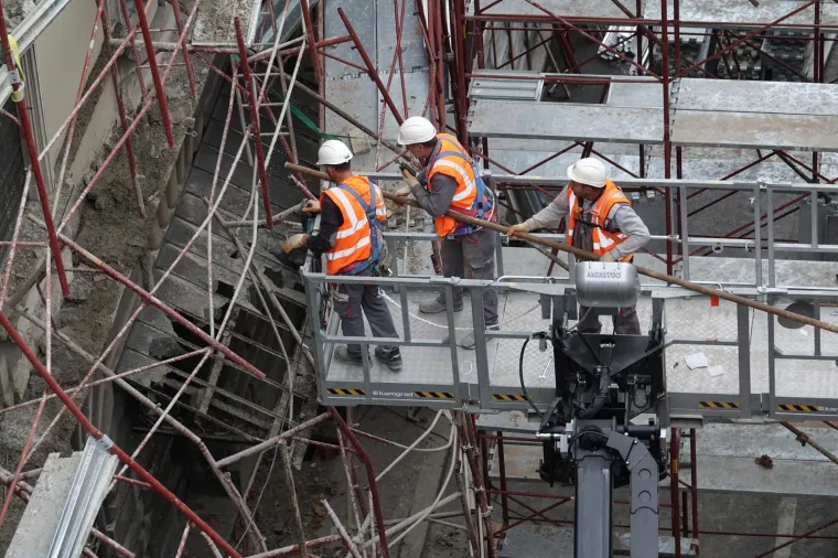 Velika rupa u zidu nakon uru&scaron;avanja sru&scaron;ila i skelu na fasadi zgrade