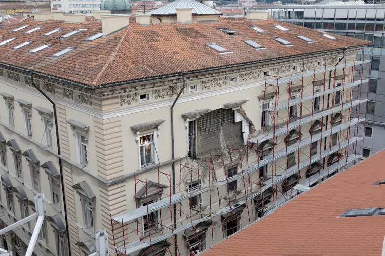 Velika rupa u zidu nakon uru&scaron;avanja sru&scaron;ila i skelu na fasadi zgrade