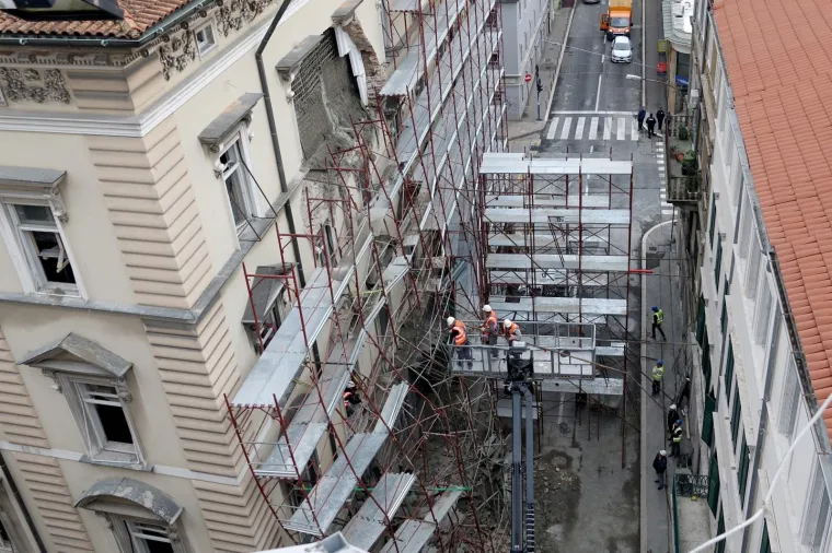 Velika rupa u zidu nakon uru&scaron;avanja sru&scaron;ila i skelu na fasadi zgrade