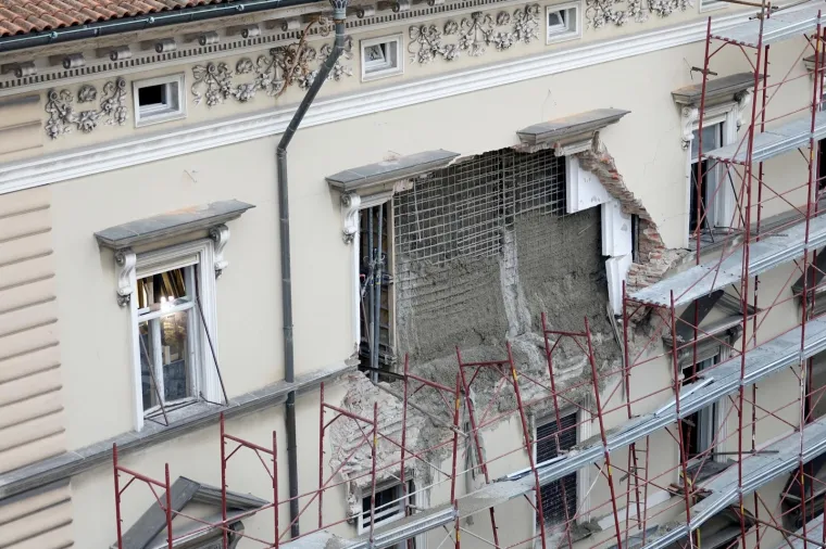 Velika rupa u zidu nakon uru&scaron;avanja sru&scaron;ila i skelu na fasadi zgrade