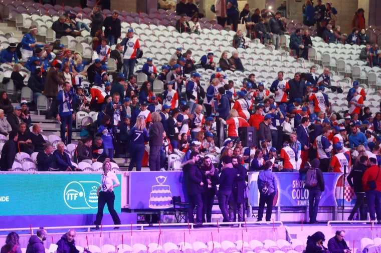 ĆORIĆ VODI PROTIV CHARDYJA U LILLEU: Ovako to izgleda u finalu Davis Cupa, na terenu i van njega