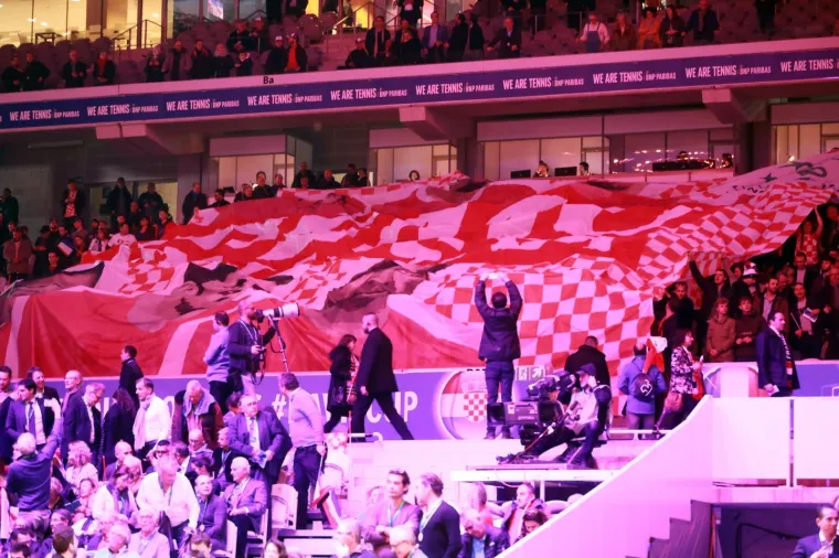 ĆORIĆ VODI PROTIV CHARDYJA U LILLEU: Ovako to izgleda u finalu Davis Cupa, na terenu i van njega