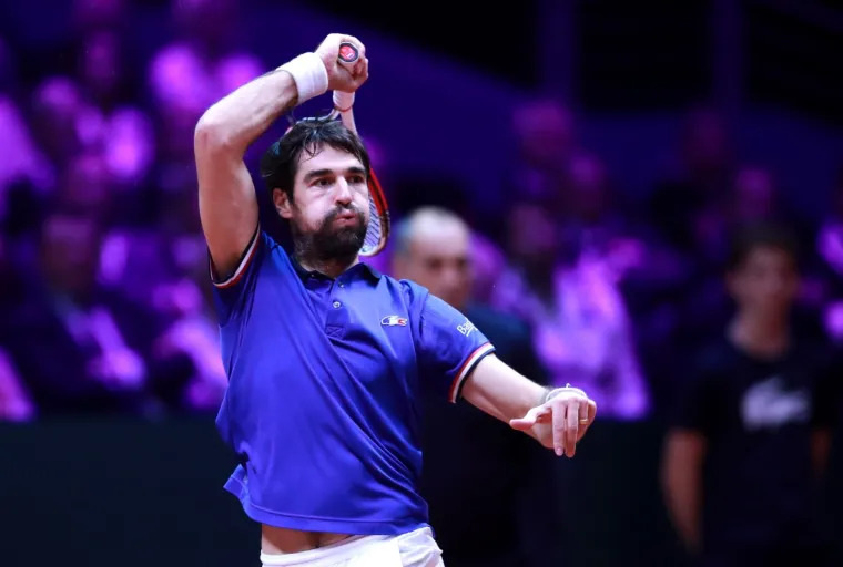 ĆORIĆ VODI PROTIV CHARDYJA U LILLEU: Ovako to izgleda u finalu Davis Cupa, na terenu i van njega