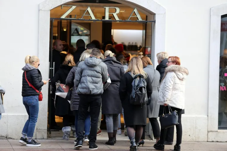 KRENULO JE: Crni petak tek je počeo, a u Rijeci gužva pred Zarom