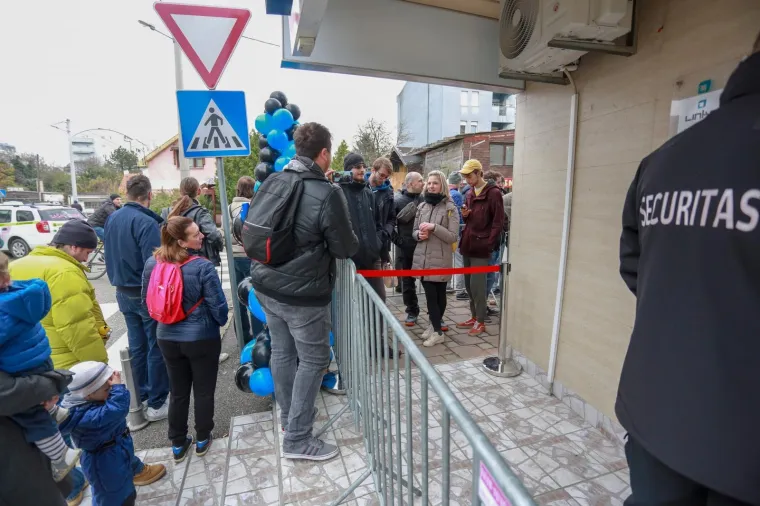 Ispred dućana Links na Tre&scaron;njevci povodom Crnog petka ogrome gužve i redovi.
Photo: Matija Habljak/PIXSELL