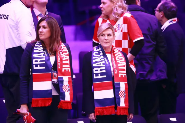 U Lilleu je danas počelo finale Davis Cupa dvobojem Borne Ćorić i Jeremyja Chardyja. Hrvatske tenisače s tribina bodri predsjednica Kolinda Grabar-Kitarović.