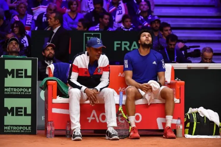 Hrvatska teniska reprezentacija povela je sa 2-0 protiv Francuske u finalu Davis Cupa koje je u petak započelo u Lilleu, nakon &scaron;to je u prvom susretu Borna Ćorić svladao Jeremyja Chardyja sa 6-2, 7-5, 6-4, u drugom dvoboju dana Marin Čilić je bio bolji od Jo-Wilfrieda Tsonge sa 6-3, 7-5, 6-4.