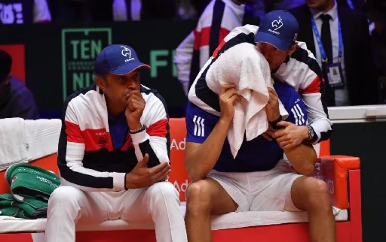 U jednom trenutku tijekom pauze, pokrio je ručnikom lice skrivajući očaj.