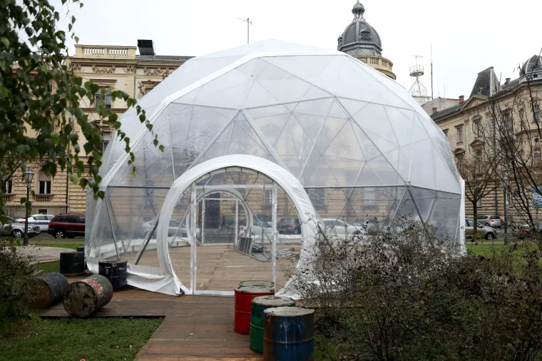 Prije nego &scaron;to zablista u punom sjaju Advent u Zagrebu 2018. godine, vojska ljudi radi kako bi sve bilo pripremljeno na vrijeme. Po cijelom gradu se slažu kućice, postavljaju se ukrasi i marljivo obavljaju mnogi &ldquo;nevidvljivi&rdquo; poslovi da bi tradicionalno izvrsno ocijenjena i posjećena manifestacija opravdala očekivanja.