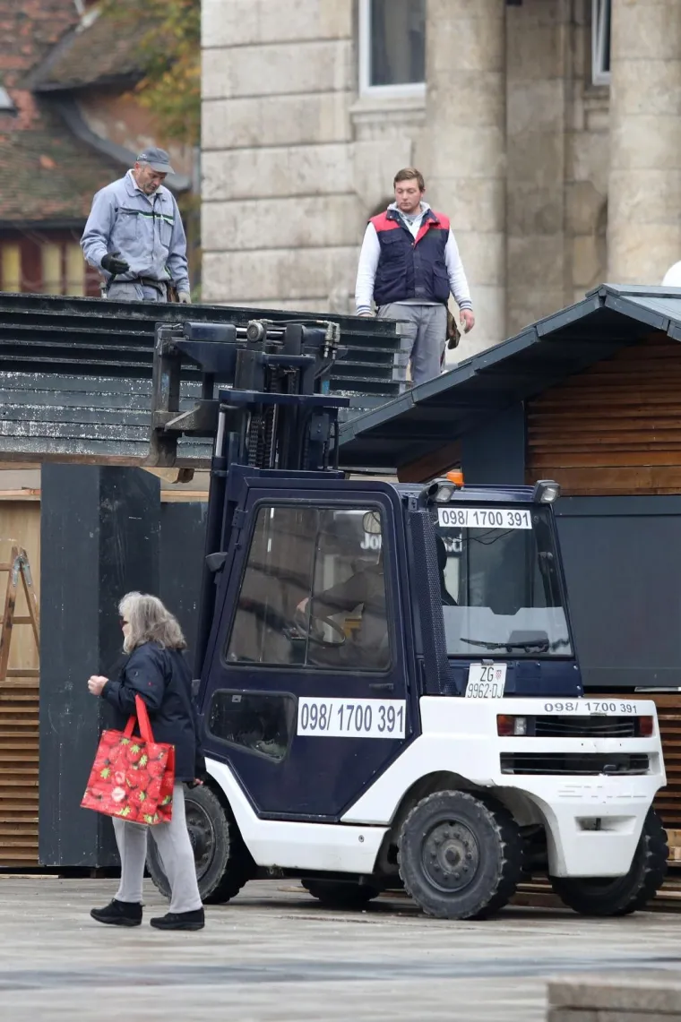 U ZAGREBU POČELE PRIPREME ZA ADVENT 2018.: Pogledajte kako se slažu kućice i postavljaju ukrasi