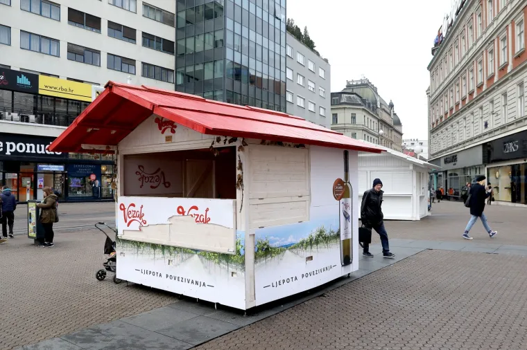 U ZAGREBU POČELE PRIPREME ZA ADVENT 2018.: Pogledajte kako se slažu kućice i postavljaju ukrasi