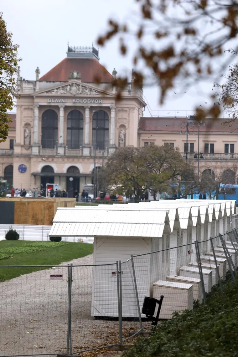 U ZAGREBU POČELE PRIPREME ZA ADVENT 2018.: Pogledajte kako se slažu kućice i postavljaju ukrasi