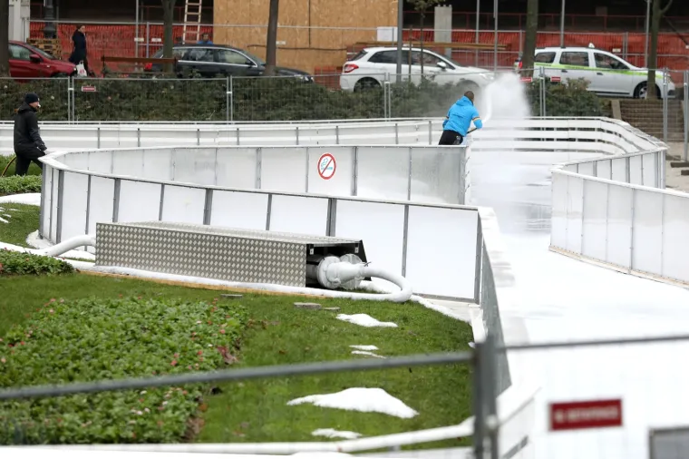 U ZAGREBU POČELE PRIPREME ZA ADVENT 2018.: Pogledajte kako se slažu kućice i postavljaju ukrasi