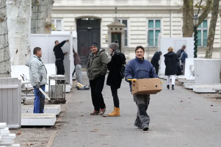U ZAGREBU POČELE PRIPREME ZA ADVENT 2018.: Pogledajte kako se slažu kućice i postavljaju ukrasi
