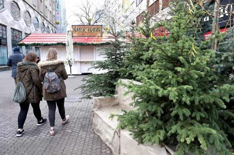 Zagreb: Po cijelom gradu traju pripreme za Advent u Zagrebu 23.11.2018., Zagreb - Prije nego sto pocne i zablista u punom sjaju Adent u Zagrebu 2018. godine, vojska ljudi radi da bi sve bilo gotovo na vrijeme. Po cijelom gradu se slazu kucice, postavljaju ukrasi i rade mnogi &ldquo;nevdivljivi&rdquo; poslovi da bi tradicionalno izvrsno ocijenjena i posjecena manifestacija opravdala ocekivanja. Photo: Patrik Macek/PIXSELL