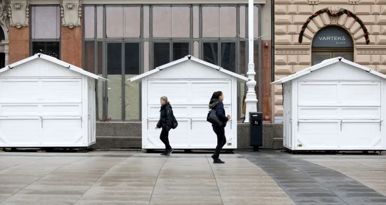 U ZAGREBU POČELE PRIPREME ZA ADVENT 2018.: Pogledajte kako se slažu kućice i postavljaju ukrasi