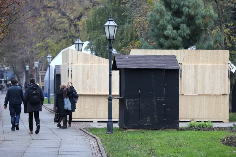U ZAGREBU POČELE PRIPREME ZA ADVENT 2018.: Pogledajte kako se slažu kućice i postavljaju ukrasi