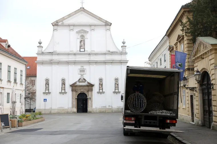 U ZAGREBU POČELE PRIPREME ZA ADVENT 2018.: Pogledajte kako se slažu kućice i postavljaju ukrasi