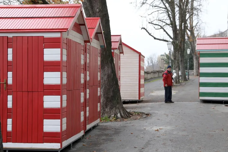 U ZAGREBU POČELE PRIPREME ZA ADVENT 2018.: Pogledajte kako se slažu kućice i postavljaju ukrasi