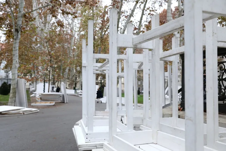 U ZAGREBU POČELE PRIPREME ZA ADVENT 2018.: Pogledajte kako se slažu kućice i postavljaju ukrasi