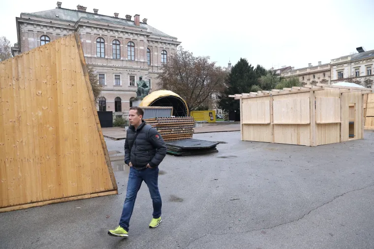 U ZAGREBU POČELE PRIPREME ZA ADVENT 2018.: Pogledajte kako se slažu kućice i postavljaju ukrasi