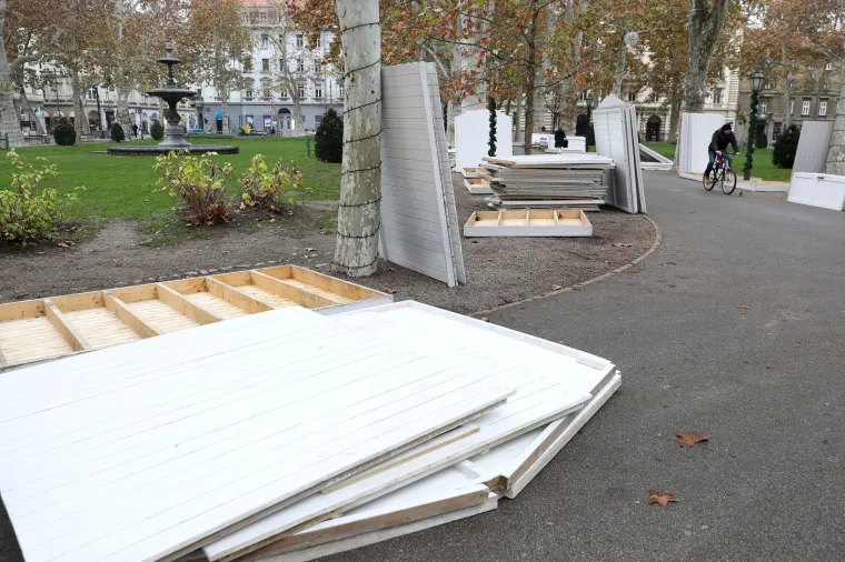 U ZAGREBU POČELE PRIPREME ZA ADVENT 2018.: Pogledajte kako se slažu kućice i postavljaju ukrasi