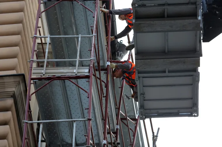 U petak ujutro je počela demontaža uru&scaron;ene skele i osiguranje radova novom skelom posred prometnice u Adamićevoj ulici. Promet je do daljnjeg obustavljen.  Photo: Goran Kovacic/PIXSELL