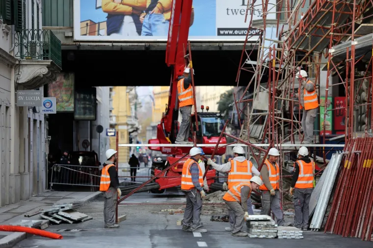SKIDA SE URU&Scaron;ENA SKELA U RIJECI: Promet ulicom blokiran do daljnjega