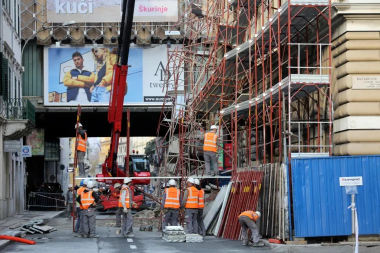 SKIDA SE URU&Scaron;ENA SKELA U RIJECI: Promet ulicom blokiran do daljnjega