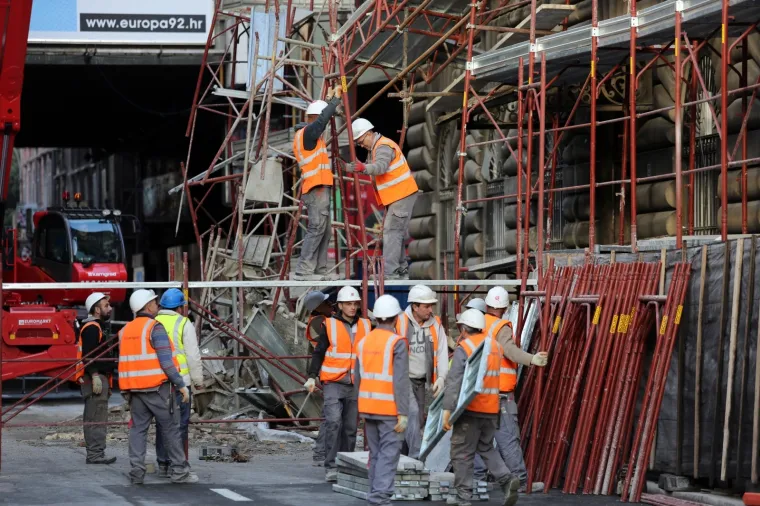 SKIDA SE URU&Scaron;ENA SKELA U RIJECI: Promet ulicom blokiran do daljnjega