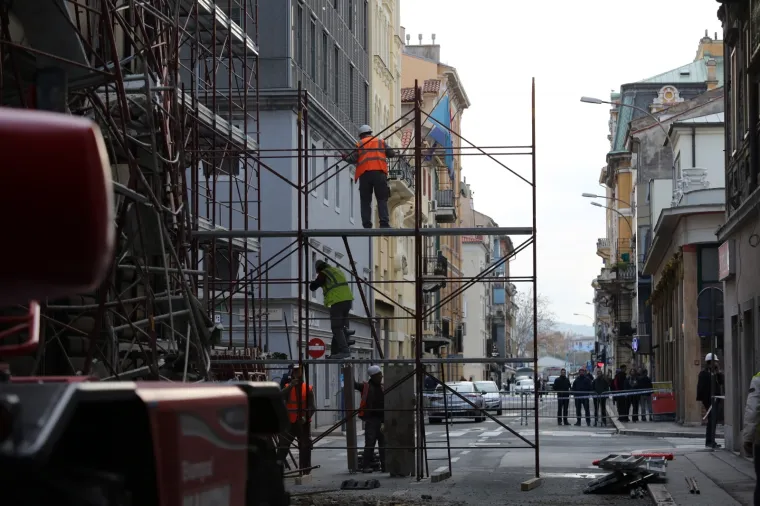 SKIDA SE URU&Scaron;ENA SKELA U RIJECI: Promet ulicom blokiran do daljnjega