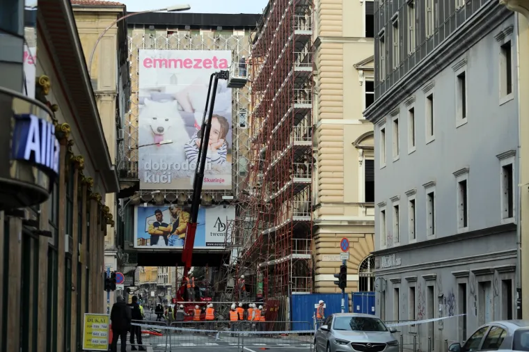 SKIDA SE URU&Scaron;ENA SKELA U RIJECI: Promet ulicom blokiran do daljnjega