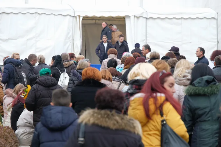 Kakav Black Friday: Svi ovi ljudi su u koloni čekali da čestitaju rođendan Braci sa Srebrnjaka