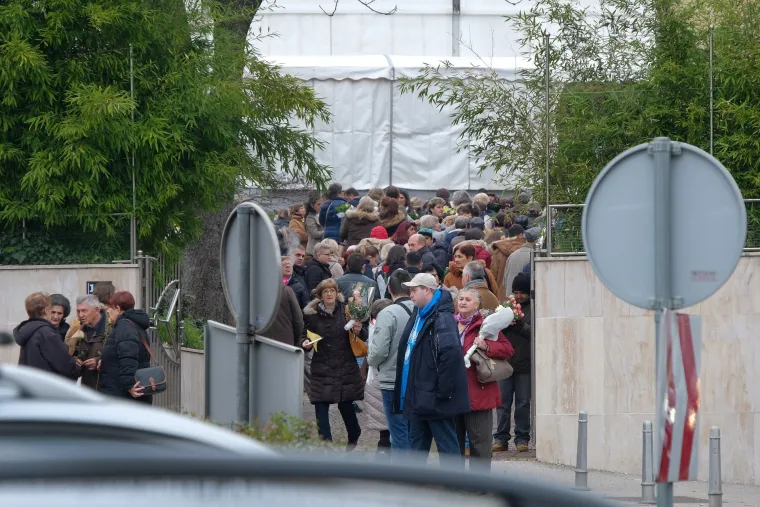 Kakav Black Friday: Svi ovi ljudi su u koloni čekali da čestitaju rođendan Braci sa Srebrnjaka