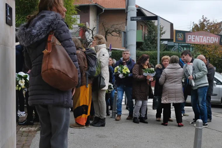 Kakav Black Friday: Svi ovi ljudi su u koloni čekali da čestitaju rođendan Braci sa Srebrnjaka