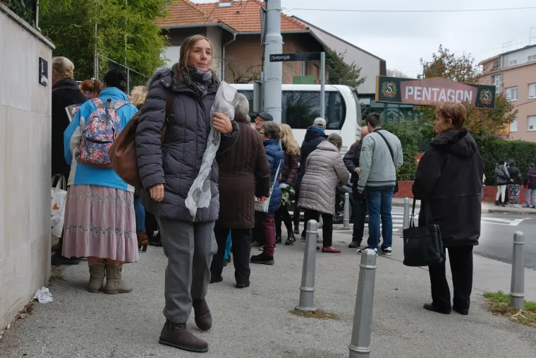 Kakav Black Friday: Svi ovi ljudi su u koloni čekali da čestitaju rođendan Braci sa Srebrnjaka