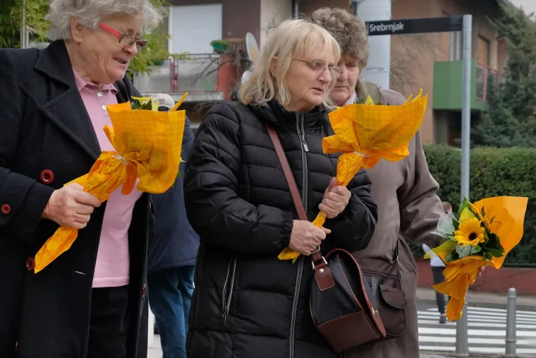 Kakav Black Friday: Svi ovi ljudi su u koloni čekali da čestitaju rođendan Braci sa Srebrnjaka