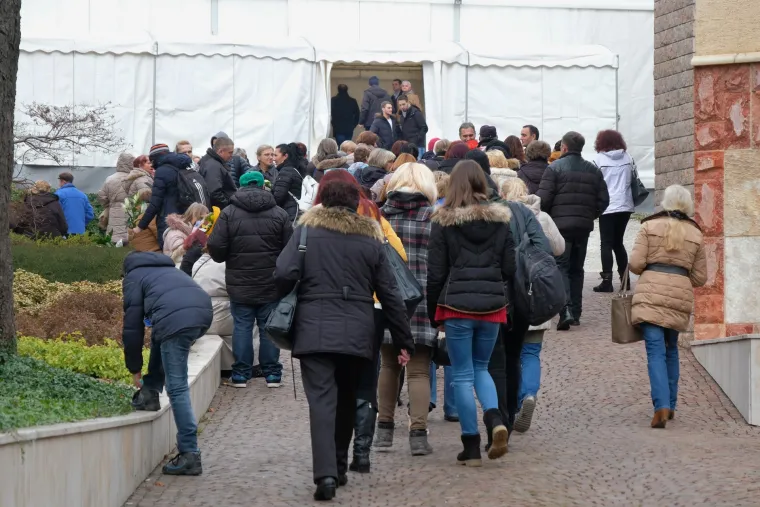 Kakav Black Friday: Svi ovi ljudi su u koloni čekali da čestitaju rođendan Braci sa Srebrnjaka