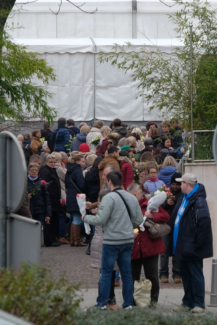 Kakav Black Friday: Svi ovi ljudi su u koloni čekali da čestitaju rođendan Braci sa Srebrnjaka