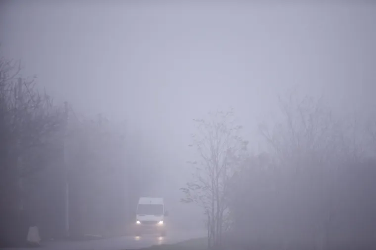 Magla mjestimice smanjuje vidljivost na cestama u Lici i Gorskom kotaru, a ima je i na dionicama autocesta: A1 Zagreb-Split-Ploče između tunela Mala Kapela i čvora Otočac te A6 Rijeka-Zagreb između čvorova Delnice i Bosiljevo.