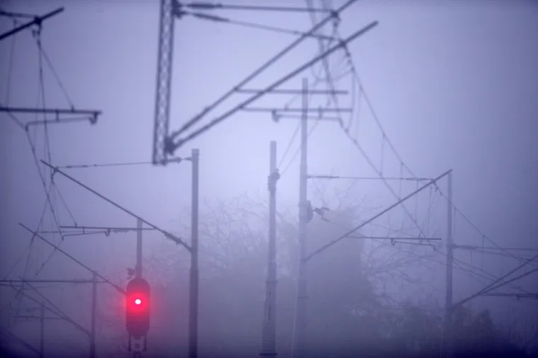 Magla mjestimice smanjuje vidljivost na cestama u Lici i Gorskom kotaru, a ima je i na dionicama autocesta: A1 Zagreb-Split-Ploče između tunela Mala Kapela i čvora Otočac te A6 Rijeka-Zagreb između čvorova Delnice i Bosiljevo.
