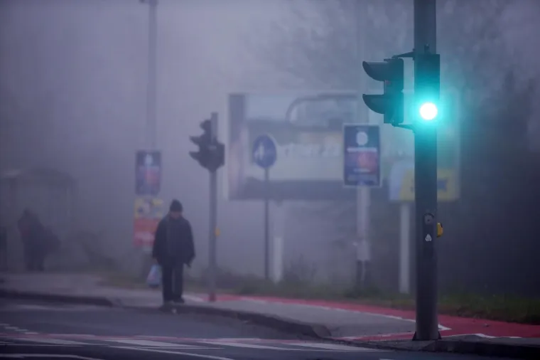 Magla mjestimice smanjuje vidljivost na cestama u Lici i Gorskom kotaru, a ima je i na dionicama autocesta: A1 Zagreb-Split-Ploče između tunela Mala Kapela i čvora Otočac te A6 Rijeka-Zagreb između čvorova Delnice i Bosiljevo.