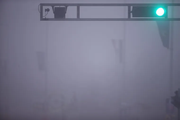 Magla mjestimice smanjuje vidljivost na cestama u Lici i Gorskom kotaru, a ima je i na dionicama autocesta: A1 Zagreb-Split-Ploče između tunela Mala Kapela i čvora Otočac te A6 Rijeka-Zagreb između čvorova Delnice i Bosiljevo.