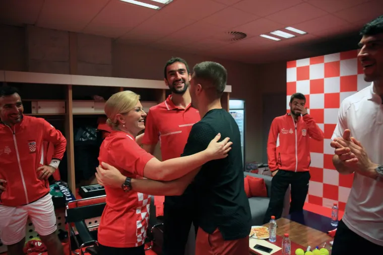 Predsjednica u svom stilu izgrlila reprezentativce: Nakon poraza od Francuza utje&scaron;ila Pavića i Dodiga